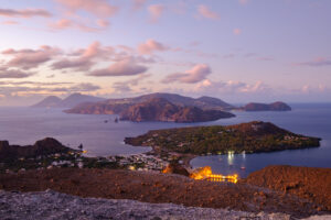 Vulcano und Lipari in der Abenddämmerung